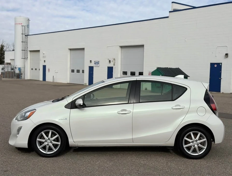 2016 Toyota Prius - Image 2 of 20