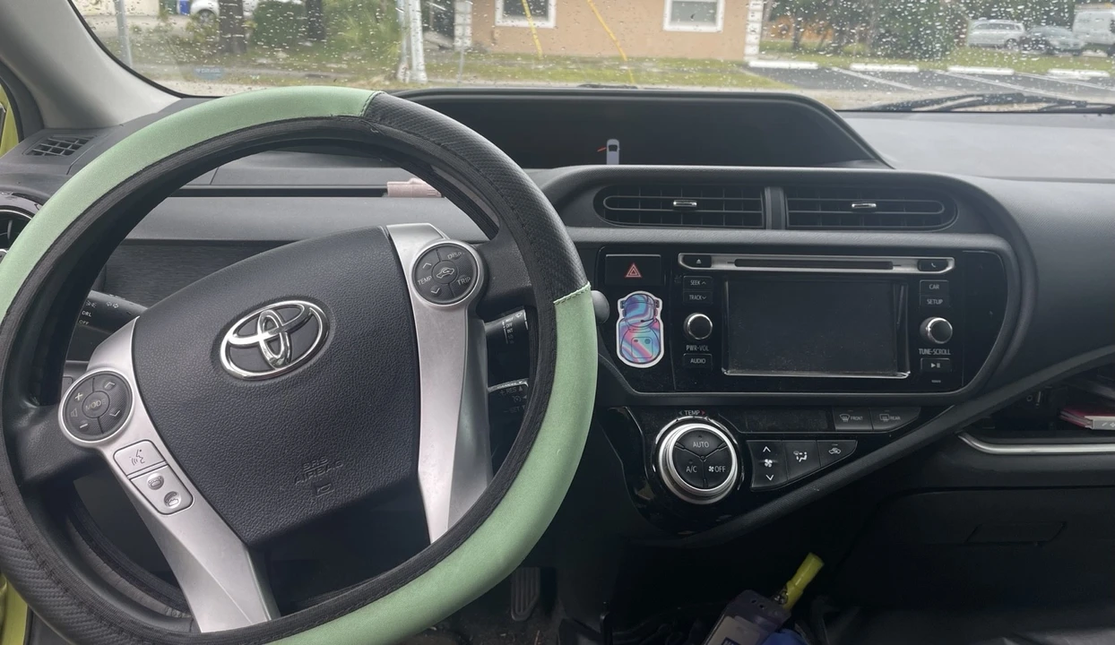 2016 Toyota Prius - Image 9 of 17
