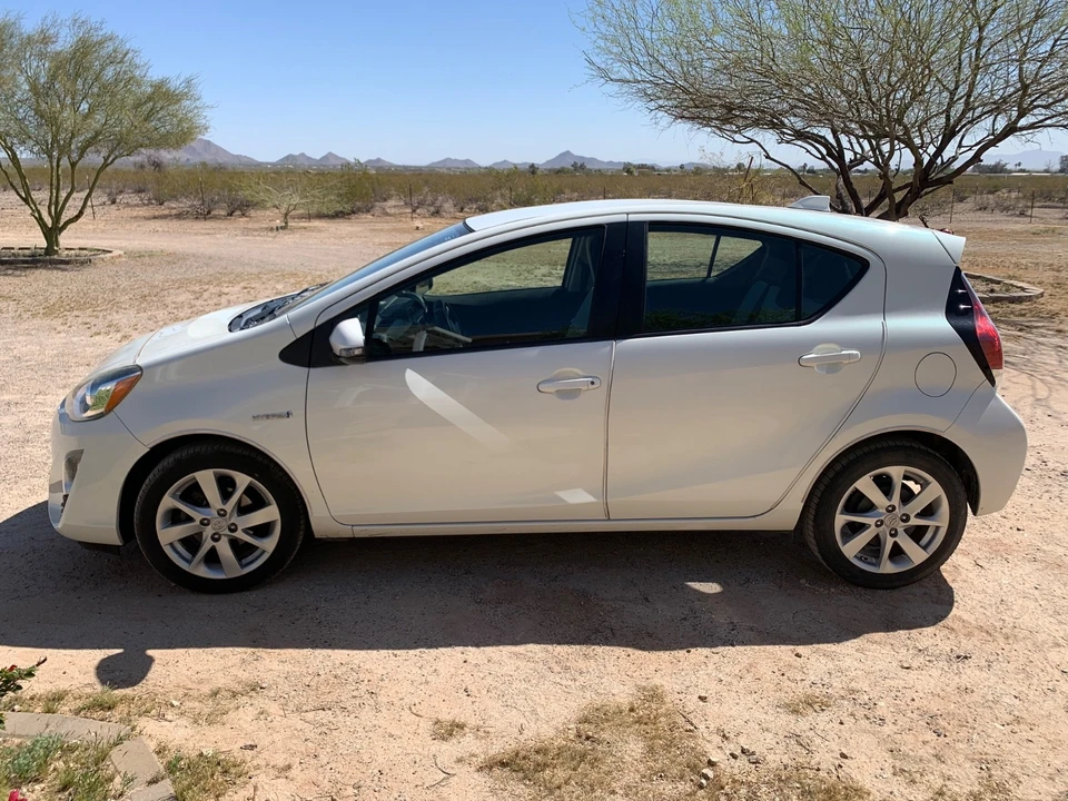2016 Toyota Prius - Image 6 of 18