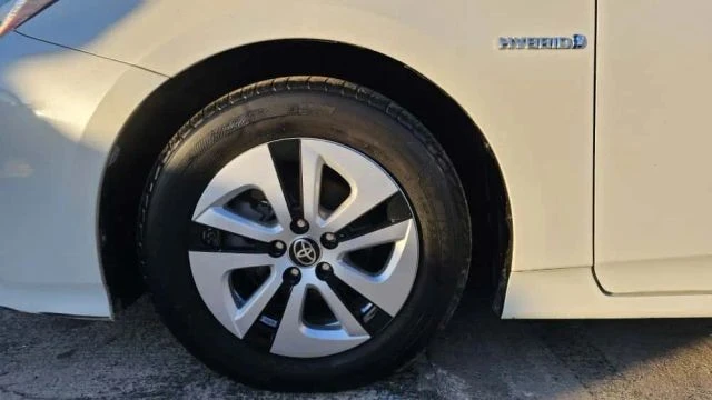 2016 Toyota Prius 4th Gen - Image 9 of 21