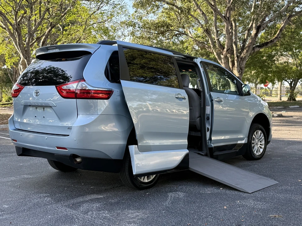 2016 Toyota Sienna 3rd Gen - Image 4 of 21