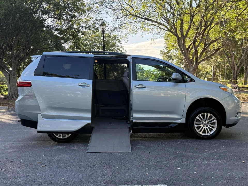 2016 Toyota Sienna 3rd Gen - Image 3 of 21