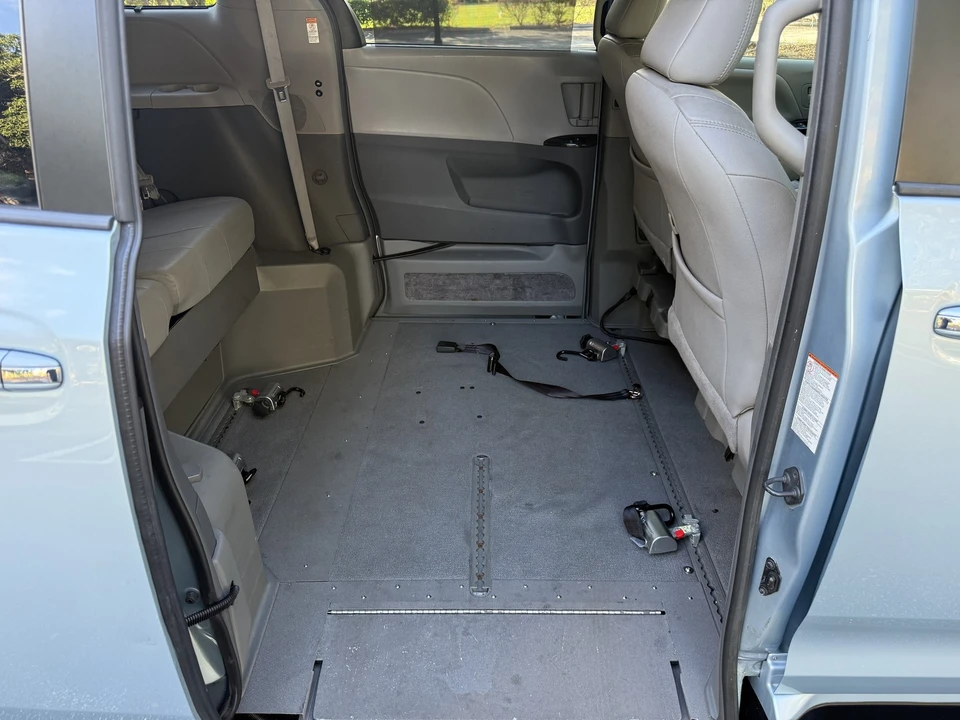 2016 Toyota Sienna 3rd Gen - Image 19 of 21