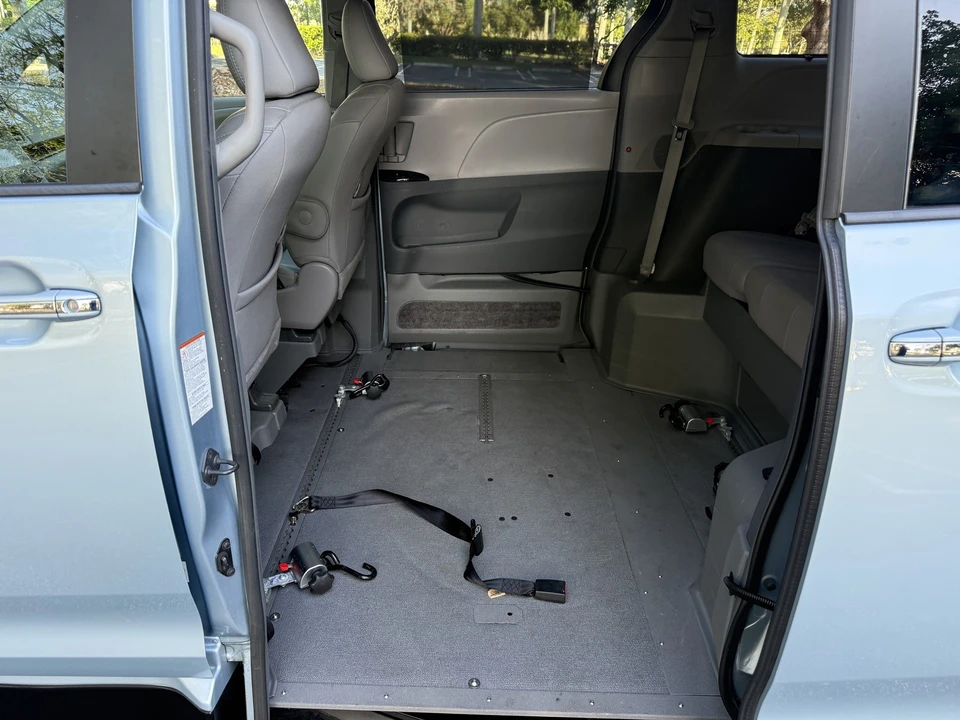 2016 Toyota Sienna 3rd Gen - Image 16 of 21