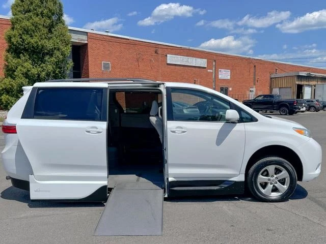 2016 Toyota Sienna 3rd Gen - Image 4 of 31