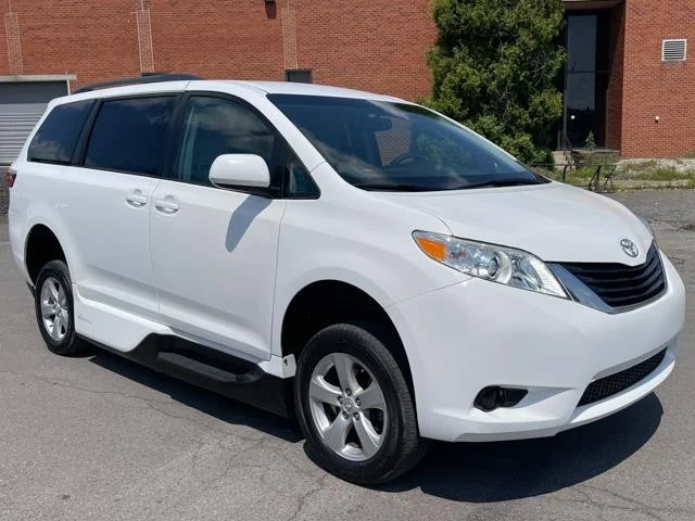 2016 Toyota Sienna 3rd Gen - Image 5 of 12
