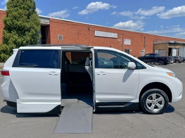2016 Toyota Sienna 3rd Gen - Image 4 of 12