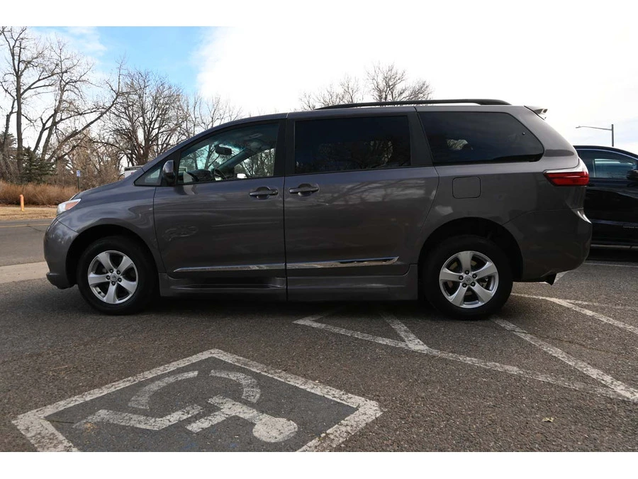 2016 Toyota Sienna 3rd Gen - Image 9 of 12