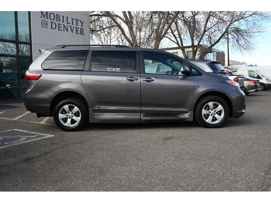 2016 Toyota Sienna 3rd Gen - Image 5 of 12