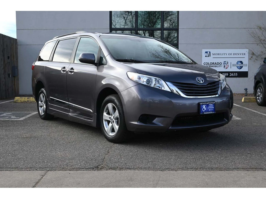 2016 Toyota Sienna 3rd Gen - Image 3 of 12