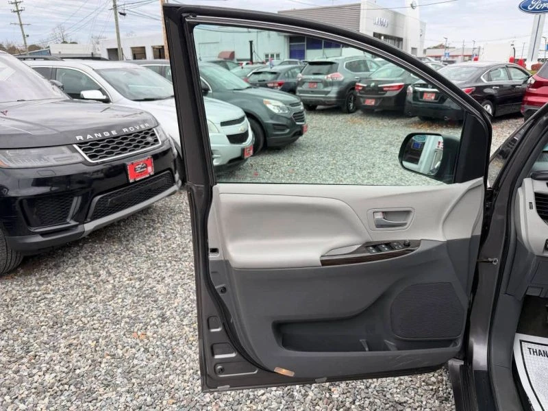 2016 Toyota Sienna 3rd Gen - Image 10 of 12