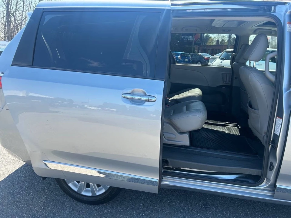 2016 Toyota Sienna 3rd Gen - Image 12 of 21