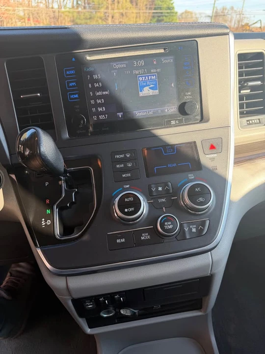 2016 Toyota Sienna 3rd Gen - Image 7 of 16