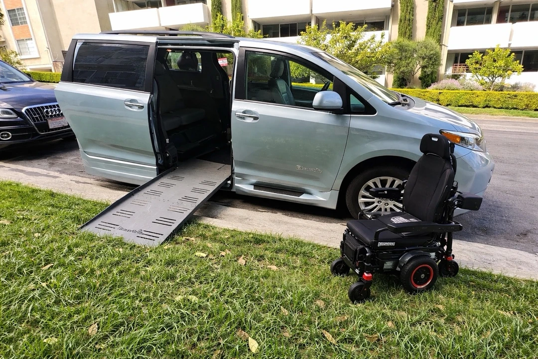 2016 Toyota Sienna 3rd Gen - Image 5 of 24