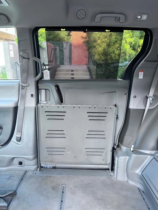 2016 Toyota Sienna 3rd Gen - Image 19 of 24