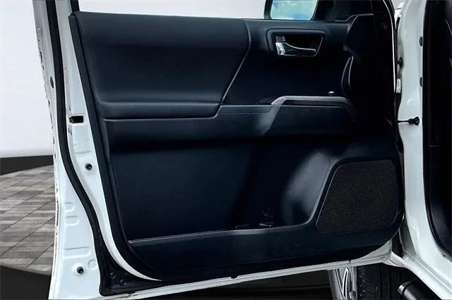 2016 Toyota Tacoma 3rd Gen - Image 9 of 12