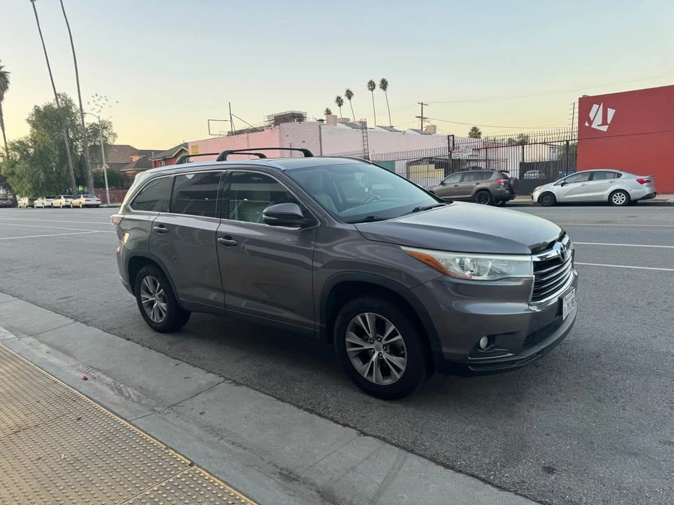 2016 Toyota Highlander - Image 2 of 19