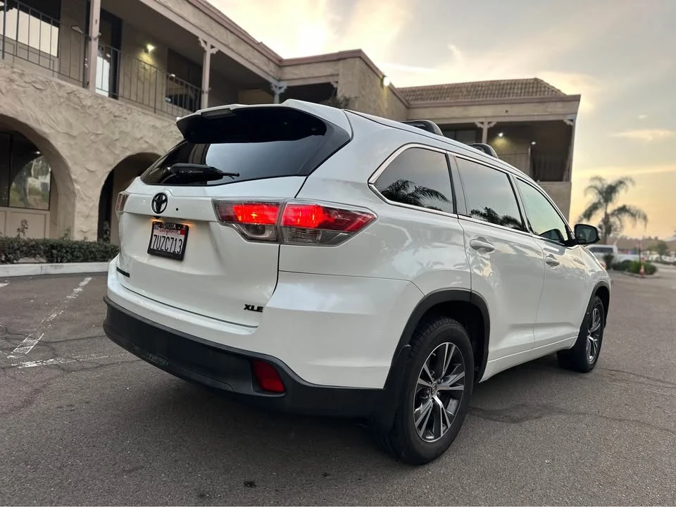 2016 Toyota Highlander - Image 8 of 11