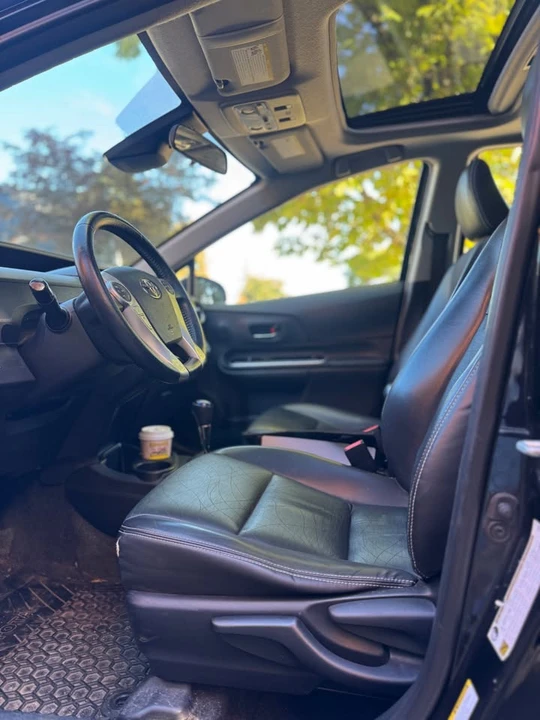 2016 Toyota Prius - Image 11 of 15