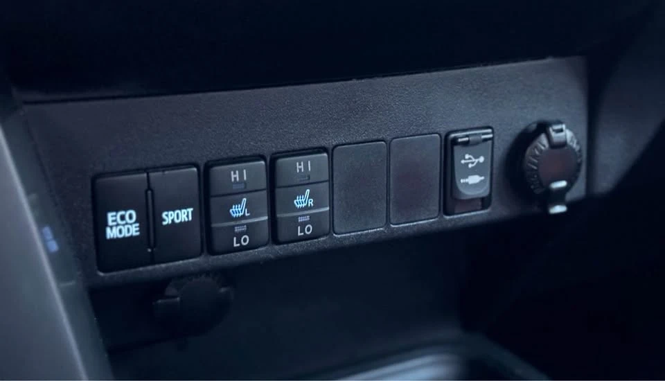 2016 Toyota RAV4 4th Gen - Image 8 of 17