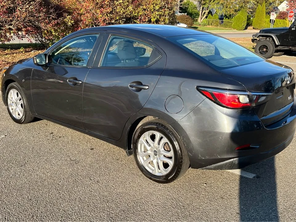 2016 Toyota Yaris - Image 12 of 13