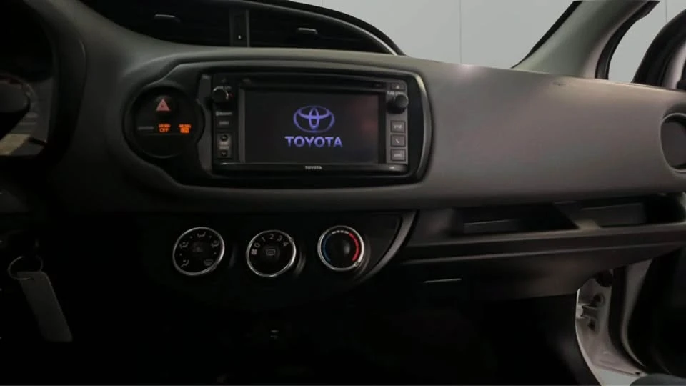 2016 Toyota Yaris - Image 11 of 15
