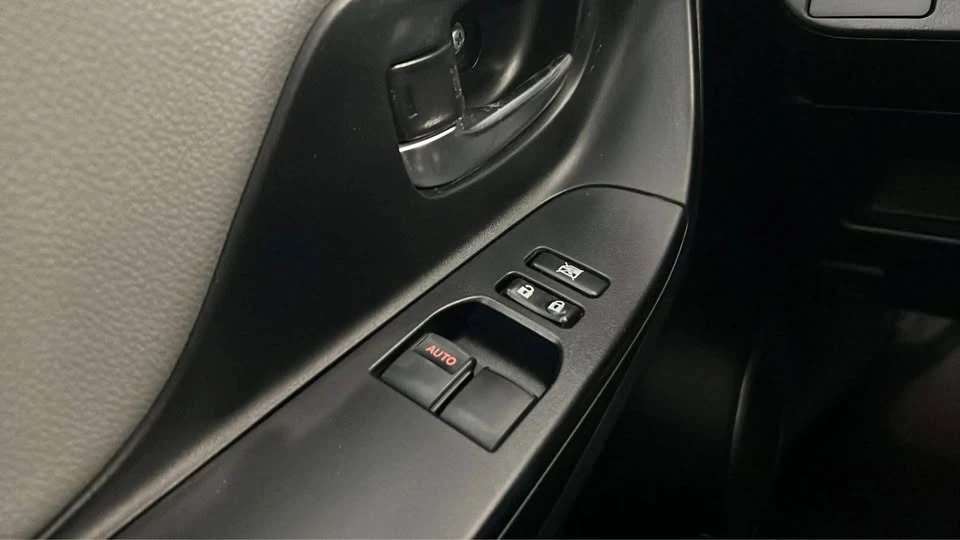2016 Toyota Yaris - Image 12 of 15