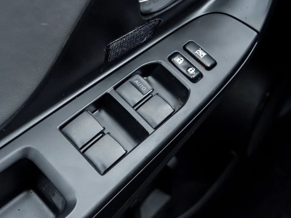 2016 Toyota Yaris - Image 13 of 20