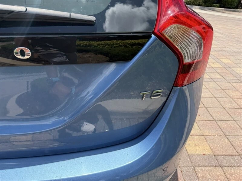 2016 Volvo V60 1st Gen - Image 23 of 24