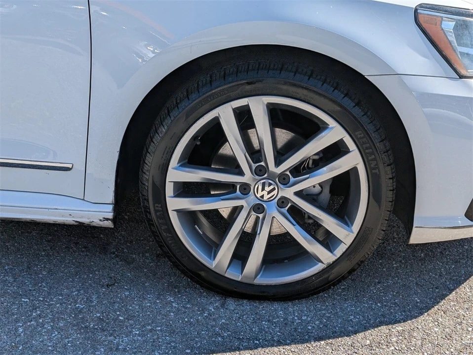 2016 Volkswagen Passat - Image 9 of 12