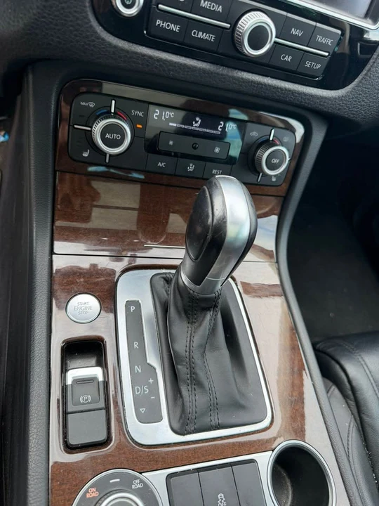 2016 Volkswagen Touareg - Image 9 of 12