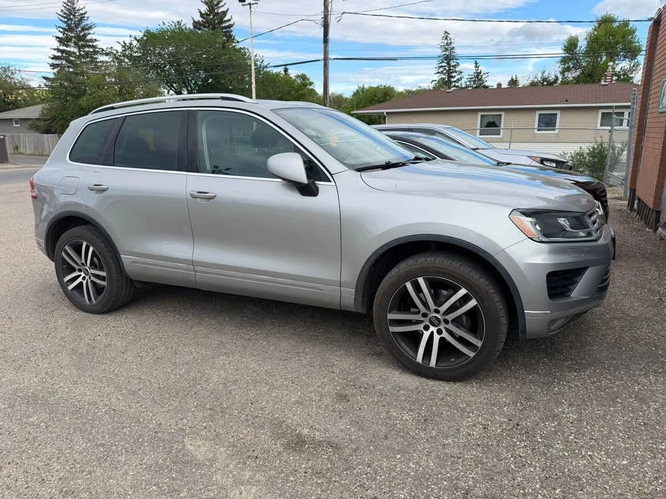 2016 Volkswagen Touareg - Image 2 of 12