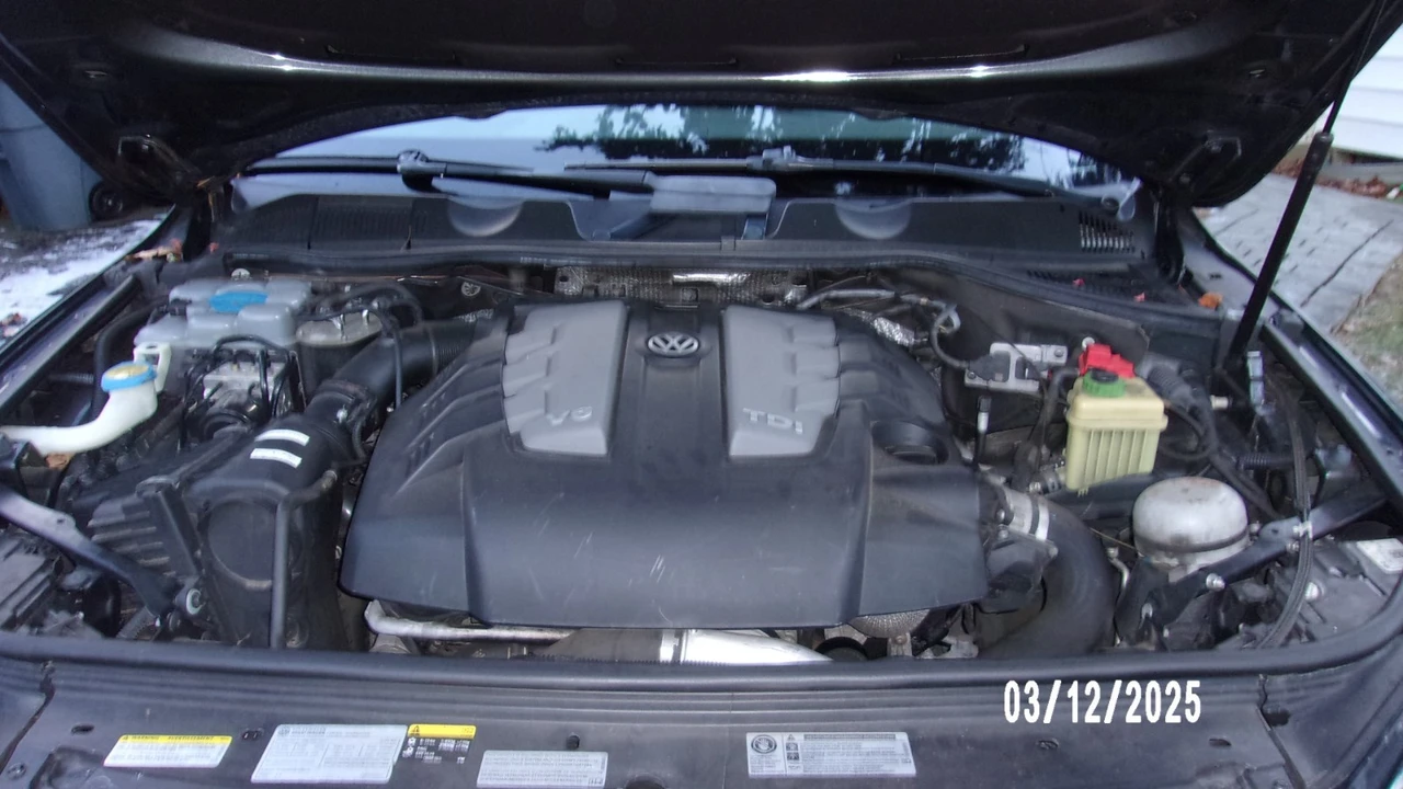 2016 Volkswagen Touareg - Image 2 of 12