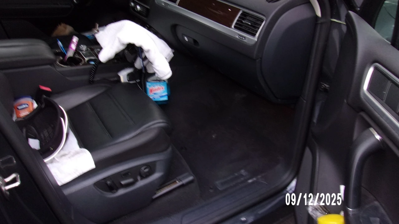 2016 Volkswagen Touareg - Image 11 of 12