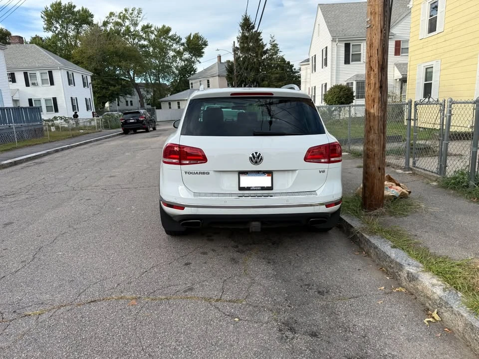 2016 Volkswagen Touareg - Image 2 of 8