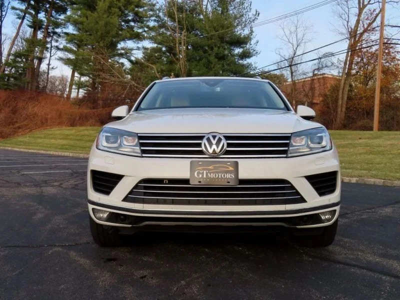 2016 Volkswagen Touareg - Image 2 of 12