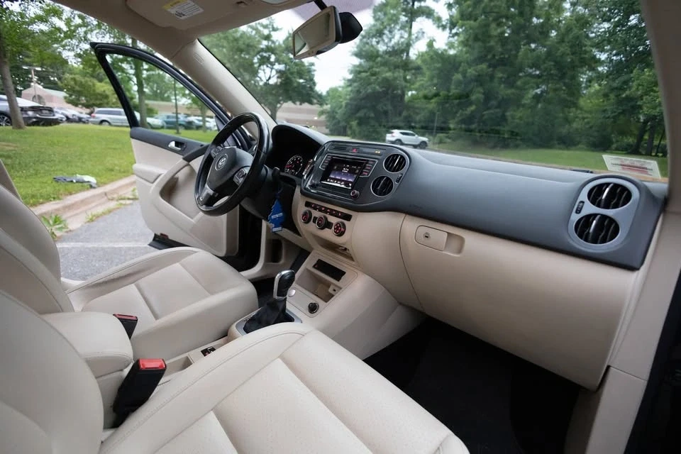 2016 Volkswagen Tiguan - Image 10 of 17