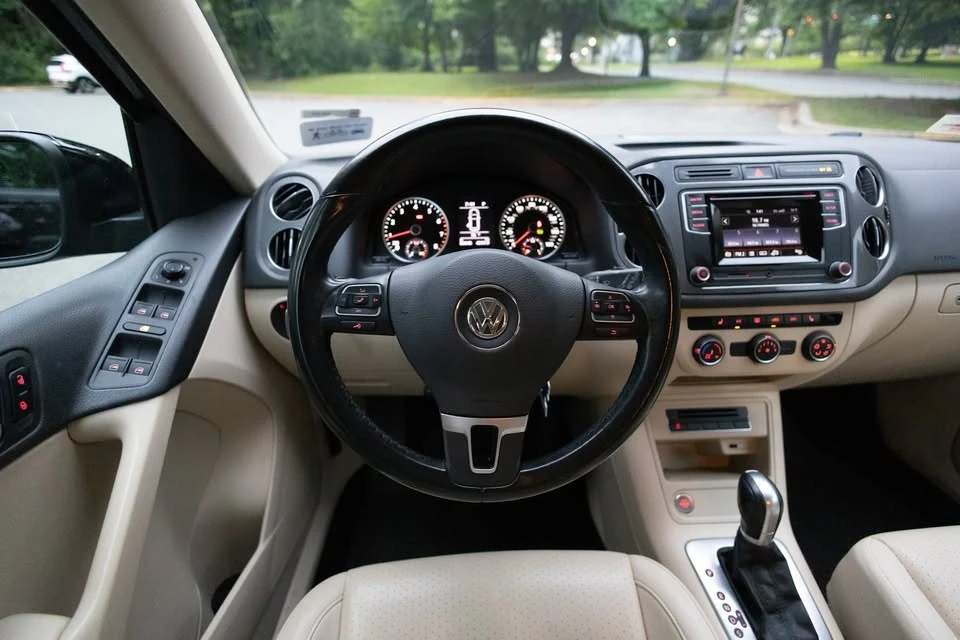 2016 Volkswagen Tiguan - Image 13 of 17