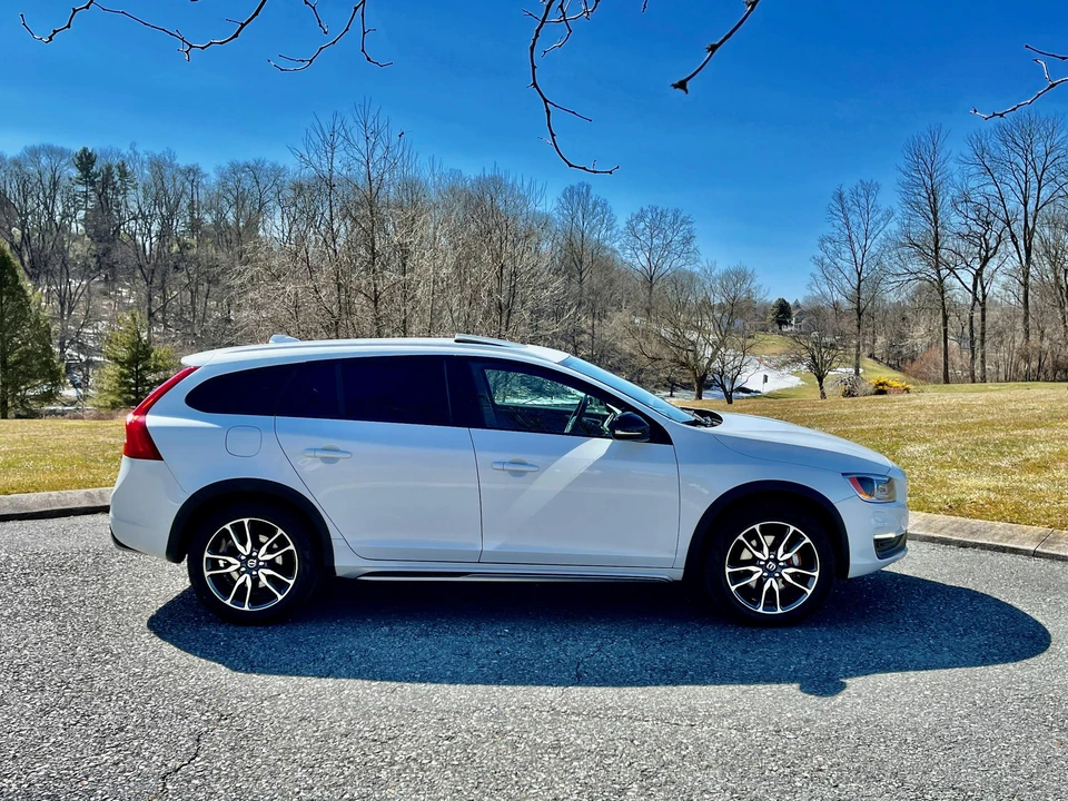 2016 Volvo V60 1st Gen - Image 4 of 31