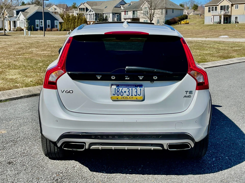 2016 Volvo V60 1st Gen - Image 9 of 31