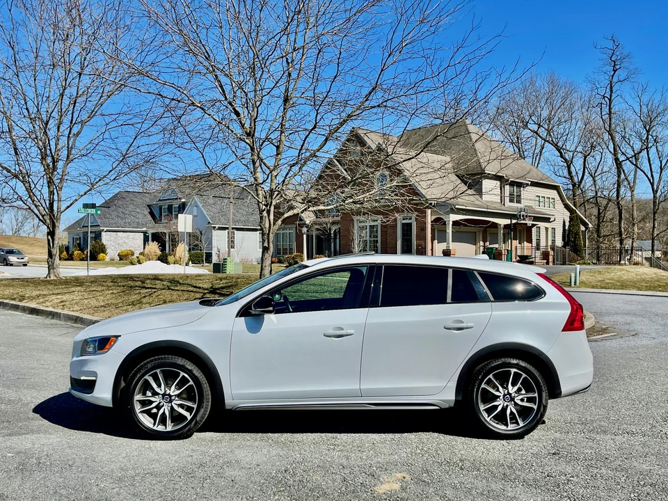 2016 Volvo V60 1st Gen - Image 2 of 31
