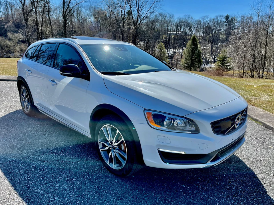 2016 Volvo V60 1st Gen - Image 11 of 31