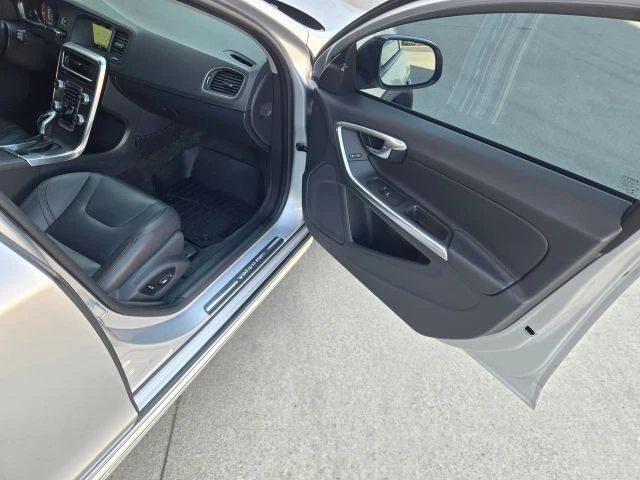 2016 Volvo V60 1st Gen - Image 19 of 31