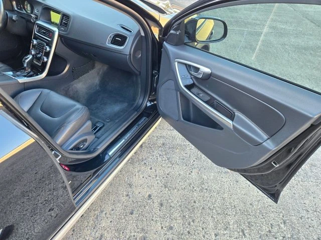 2016 Volvo V60 1st Gen - Image 19 of 31