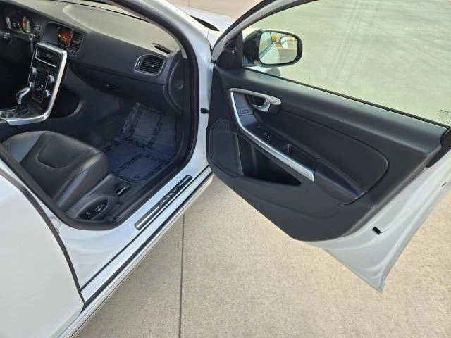 2016 Volvo V60 1st Gen - Image 19 of 31