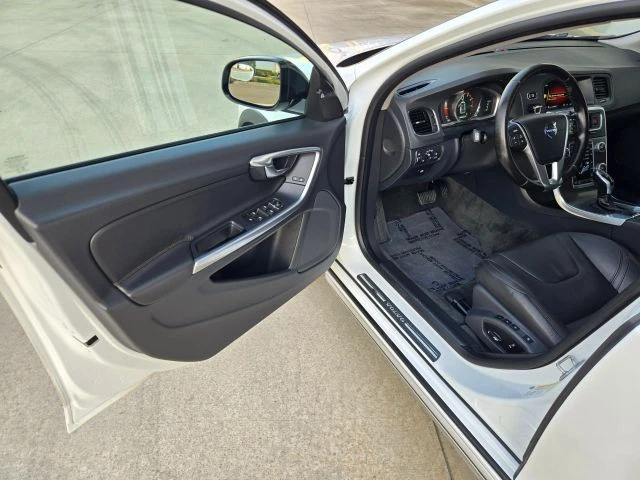 2016 Volvo V60 1st Gen - Image 10 of 31