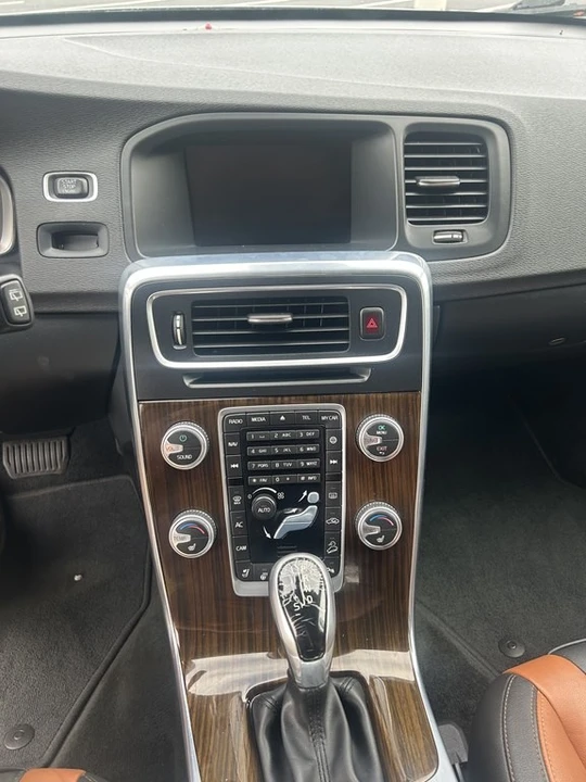 2016 Volvo V60 1st Gen - Image 14 of 15