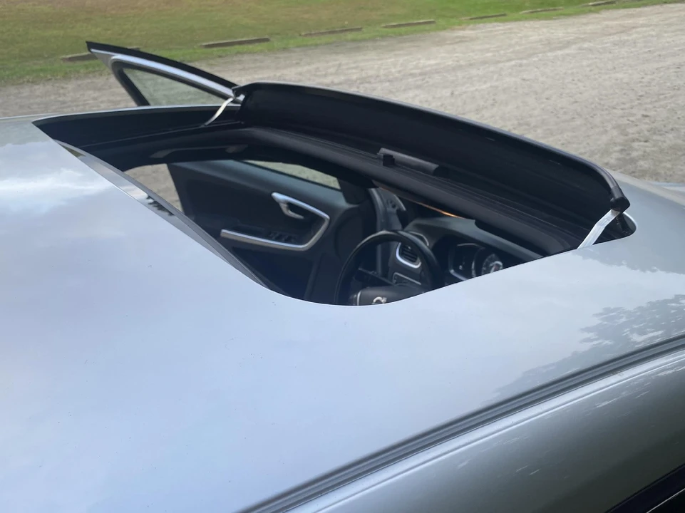 2016 Volvo V60 1st Gen - Image 13 of 15