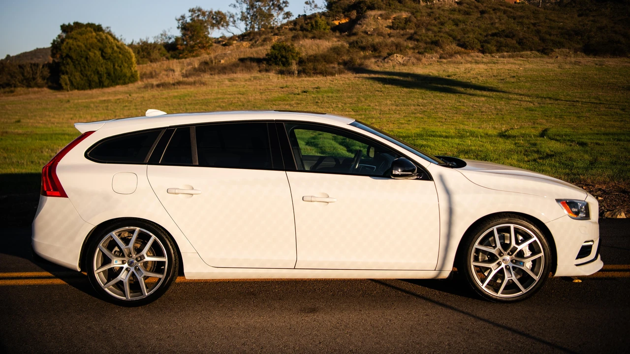 2016 Volvo V60 1st Gen - Image 14 of 31