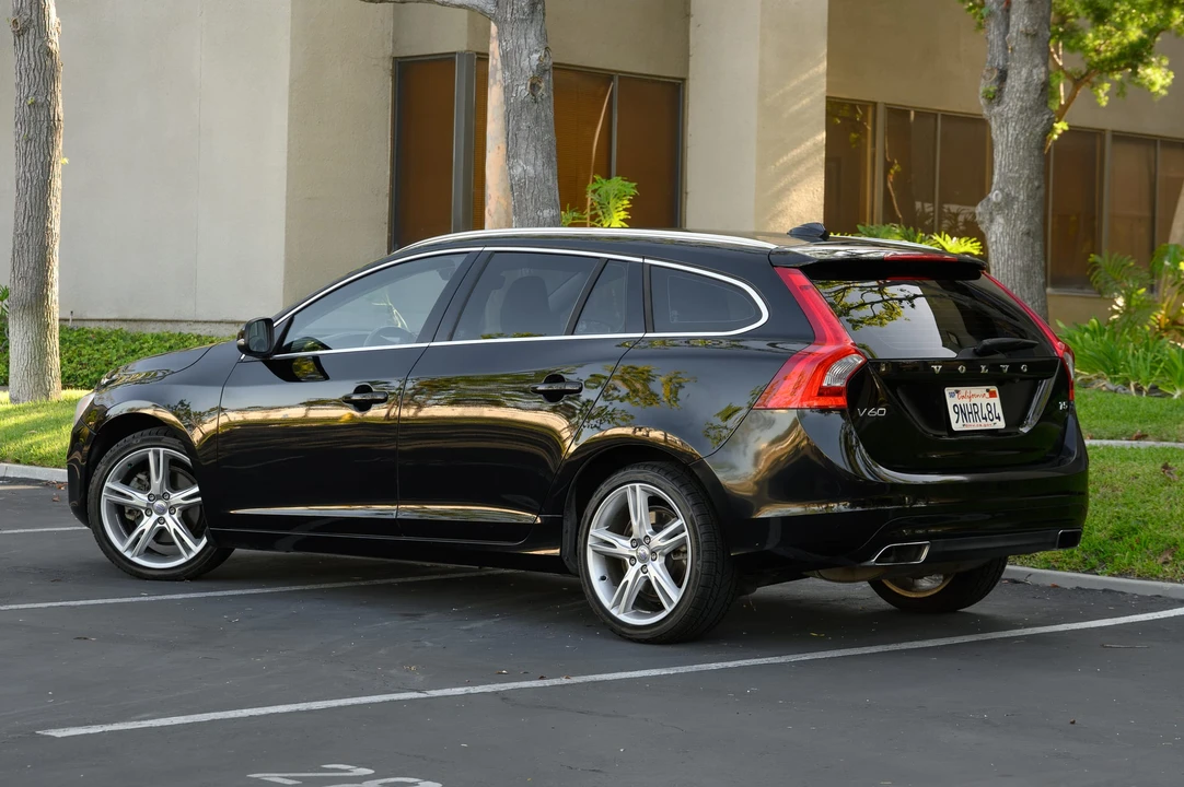 2016 Volvo V60 1st Gen - Image 19 of 31